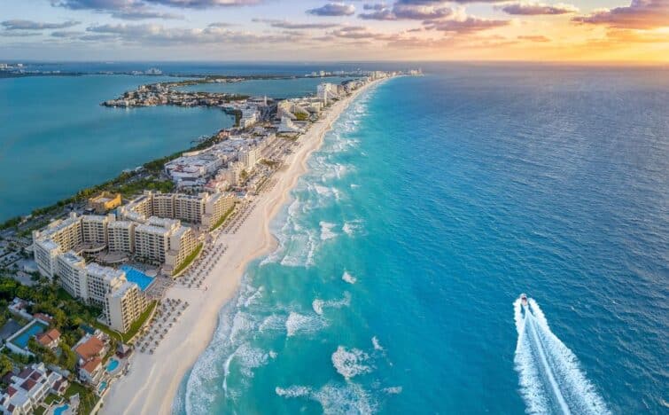 cote de cancun au coucher de soleil 755x468