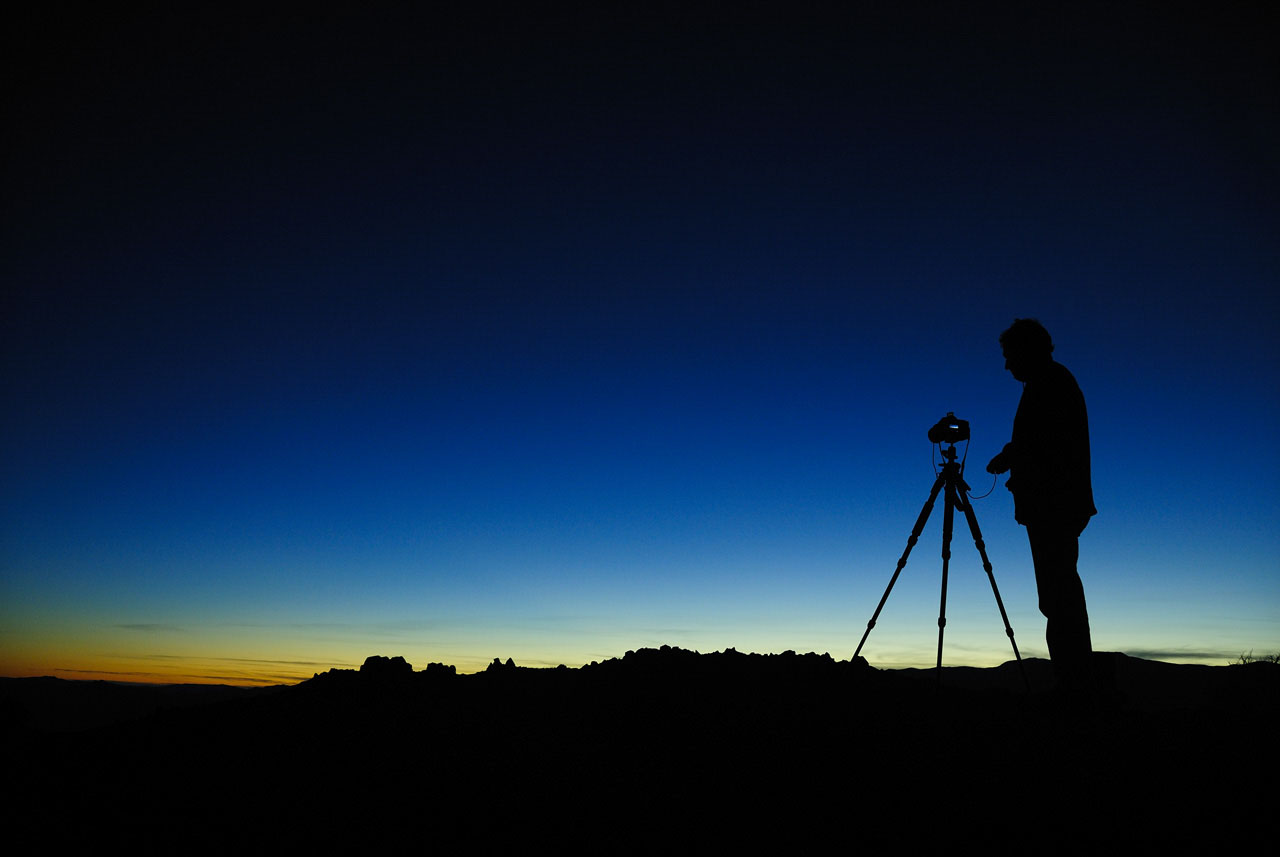 Home amar guillen photographiant la vallee de la mort