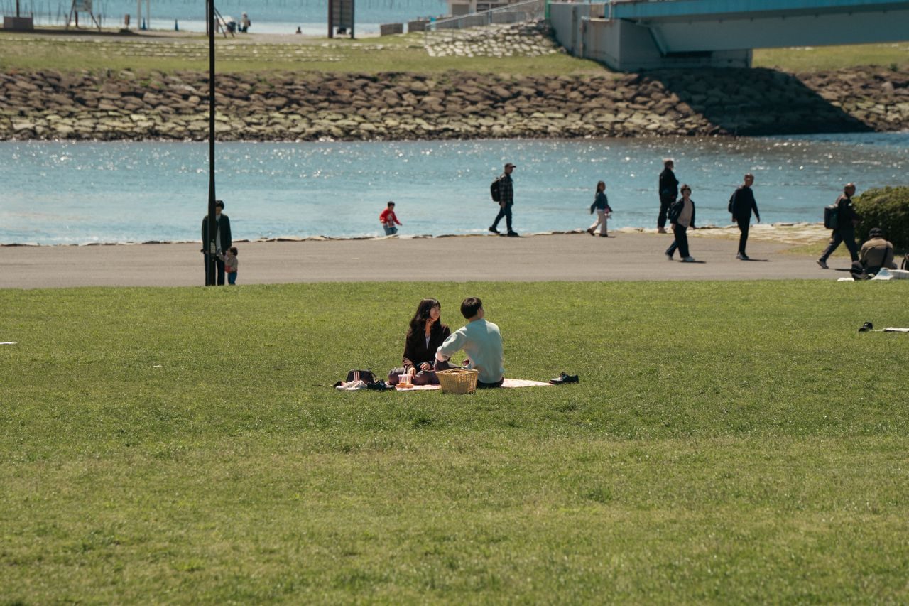 Journée de visite en voyage : la check-list du sac parfait (et ce qu’on oublie toujours) Pique-nique dans un parc en ville pendant une journée de visite