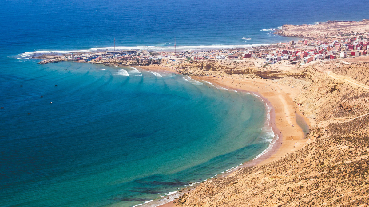 Découvrir Agadir et Taghazout en voiture : itinéraire conseillé et conseils pour un séjour réussi Paysage d'Agadir sous un soleil d'été